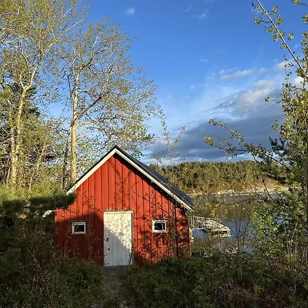 Unikt Gardshus Med Stor Hage - Naer