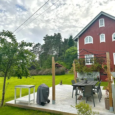 Unikt Gardshus Med Stor Hage - Naer *